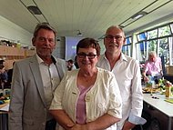 Schulleiter Klaus Engler (l.) verabschiedete Bernhild Reinold und Hubertus Cramer. Foto Riepe