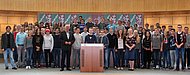 Gruppenfoto: Die JgSt. 9 des SGE mit Werner Lohn, MdL, im Plenarsaal