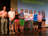Stellvertretender Schulleiter Klaus Grothe ehrte Schülerinnen und Schüler für herausragende Leistungen.