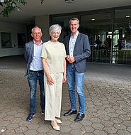 Abschiedsphoto mit Herrn Huckebrink, Frau Wessel und dem Schulleiter, Herrn Grothe